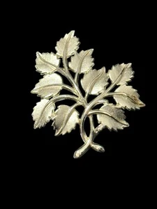 Spilla vintage corona Trifari foglie spilla firmata metà secolo argento spazzolato - Foto 1 di 6