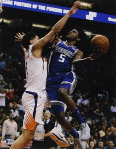 Foto firmada de De'Aaron Fox por los Sacramento Kings 11x14 (Beckett Certificado de Autenticidad) - Imagen 1 de 2