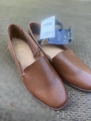 Zapatos sin cordones para mujer Chaps marrón tostado talla 7 informales de negocios con logotipo de medalla Foto 1 de 4