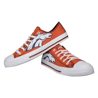 Zapatos de lona Denver Broncos NFL para hombre de caña baja con logotipo Foto 1 de 4