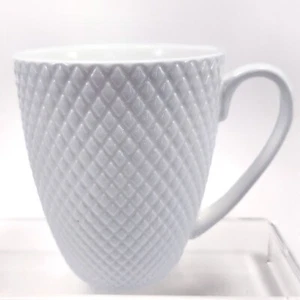 Taza Mikasa Huntington 12 oz porcelana de hueso blanco acolchada con textura de diamante - Imagen 1 de 7