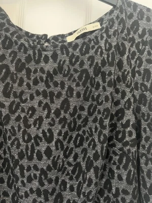 OASIS LADIES GREY BLACK ANIMAL LEOPARD PRINT SIZE 8 LONG SLEEVE TOP - Image 1 of 3