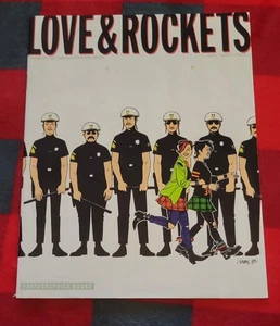 LOVE AND ROCKETS # 33 Fantagraphics 1990 GILBERT JAIME HERNANDEZ Bag and Board - Picture 1 of 3