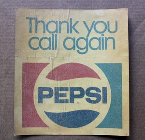 NOS INUTILIZZATO~ datato 1979 PEPSI GRAZIE CHIAMATA ANCORA vecchia insegna decalcomania 8,5 x9,5 pollici - Foto 1 di 3