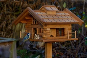 Vogelfutterhaus Blockhaus Vogelhaus Almhütte Ständer Futterstation Holz Braun - Bild 1 von 7