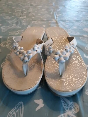 Sandalias chanclas Clarks con cuentas de flores acolchadas talla 8 para mujer Foto 1 de 4