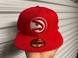 Cappello Atlanta Hawks NBA Rosso Bianco Fitted - Nuovo - Foto 1 di 4