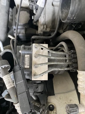 Б/у насос ABS и мотор в сборе подходят: 2010 Mercedes-Benz Mercedes e-class 212 T - Изображение 1 из 4