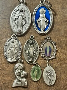 LOTTO DI 8 GRANDI MEDAGLIE/CIONDOLI RELIGIOSI, TM - Foto 1 di 3