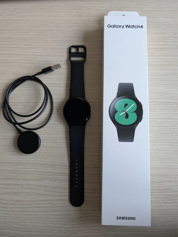 Samsung Galaxy Watch4 40mm Cassa di Alluminio, Cinturino Sportivo Nero, Orologio - Immagine 1 di 4
