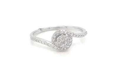 Anillo de promesa de diamantes creado en laboratorio con racimo de lujo de 0,32 quilates de oro blanco sólido de 10 k Foto 1 de 4