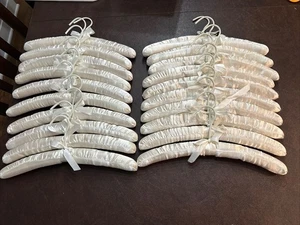 20 cremefarbene Vintage gepolsterte Satin Boudoir Dessous Kleiderbügel - Bild 1 von 12