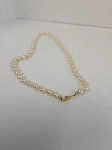 Collar de perlas de imitación pequeño vintage sin firmar 16" color crema 1950-1960 14 g - Imagen 1 de 2