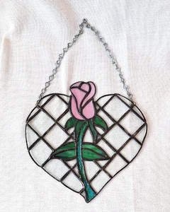 Sonnenfänger aus Buntglas in Herzform mit rosa Rose romantische Handarbeit Blume - Bild 1 von 6