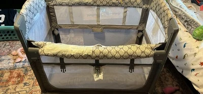 Cuna para dormir Arm’s Reach Mini Ezee 3 en 1 con colchón transpirable Foto 1 de 4