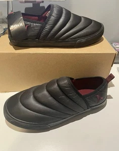 Scarpe mocassini Hurley Puff Chukka Puffy slip on uomo taglia 8,5 nuovi con etichette nero/bordeaux - Foto 1 di 6