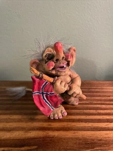 Nord Suvenir Norway Norge Viking Trolls Souvenir Figurines Troll Flag - Imagen 1 de 4
