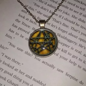 Necronomicón Sello de la Puerta Collar Colgante Regalo Regalo Vidrio Cthulhu - Imagen 1 de 6