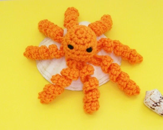 Polvo/brinquedo de pelúcia bebê Cthulhu.  Crochê feito à mão. Novo em folha. Escolha sua cor - Imagem 1 de 1