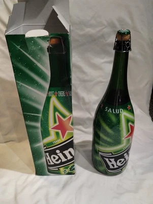 Большая стеклянная пивная бутылка Heineken 19 дюймов - ПУСТАЯ, но пробка и провод все еще прикреплены - Изображение 1 из 2