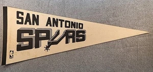 VINTAGE NBA SAN ANTONIO SPOREN WIMPEL, GEBEIZT & KLAMMERLÖCHER  - Bild 1 von 12