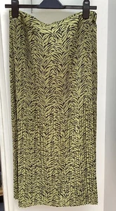 Ladies Long Patterned Pleated Skirt Size 8 - Picture 1 of 5