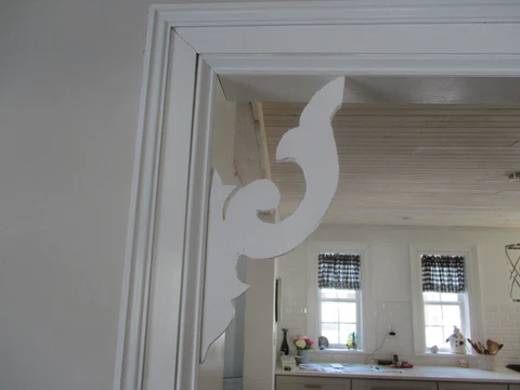Pair of reproduction corbels from a 1800's original one. Shabby white Cover