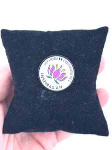 SephoraIN Comunità "ISPIRAZIONE" spilla cappello bavero spilla RARA dipendente - Foto 1 di 2