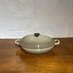 Le Creuset Brasiera Casseruola Bassa 26cm 2L 2,5 qt Noce Noce Beige Ghisa - Foto 1 di 7