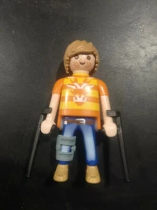 PLAYMOBIL CHICO CON MULETAS Y LESION EN LA RODILLA - 26/12/19 - Picture 1 of 1