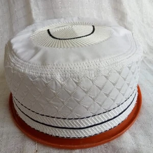 Weiße Gebetsmütze 56 cm Plissee Mütze - schwere Mütze ausgefallener Designer - Bild 1 von 4