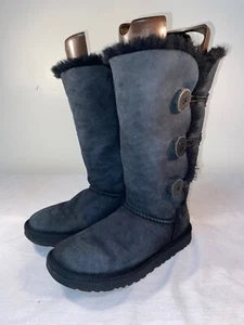Stivali UGG Bailey Button Triplet II in pelle nera isolati in shearling - US 7 - Foto 1 di 6
