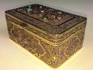 SCATOLA PER BICCHIERI. VERMEIL ARGENTO. FILGREE ARGENTO. GEMME. CINA. CIRCA 1950 - Foto 1 di 1
