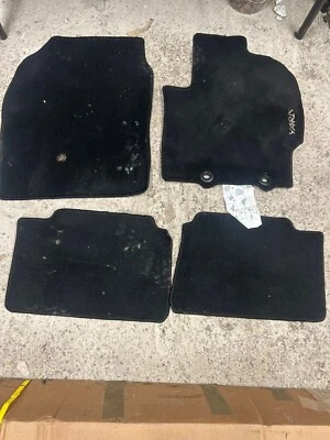 Juego de alfombrillas originales Toyota Yaris 2022 MK4 58510AA80 Foto 1 de 3