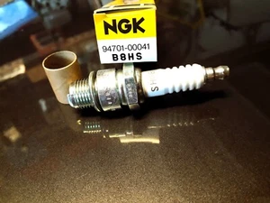 BOUGIE NGK B8HS MOBS PEUGEOT 103 + FOX / MOTOBECANE - MOTOCONFORT-MBK 51 AV10 - Photo 1/1