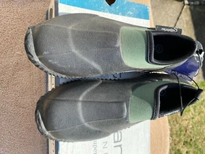 NIB Waterproof clogs garden women sz 6 men sz 5 high traction sole - Picture 1 of 11