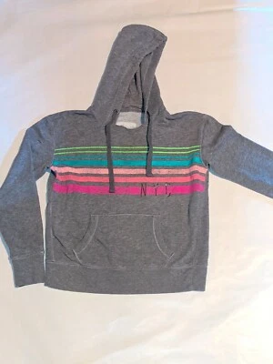 Sudadera Pullover Gris con Gráfico Arco Iris AEROPOSTALE Mujer Talla Pequeña” Foto 1 de 3