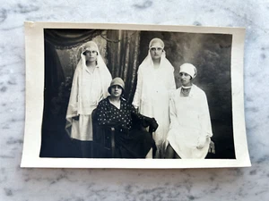 OLD POSTCARD WOMEN EARLY 900 COSTUMES OLD POSTCARD - Picture 1 of 2