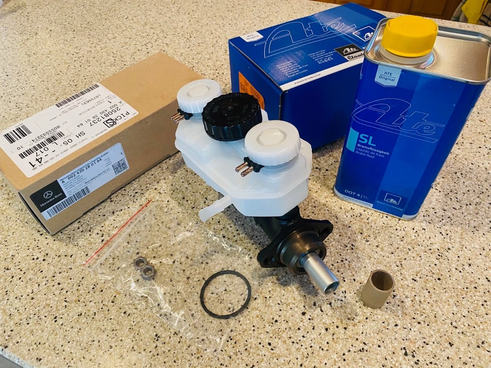 CILINDRO MAESTRO DE FRENO Y DEPÓSITO MERCEDES BENZ W107 W108 W109 W111 W114 W115 Foto 1 de 4