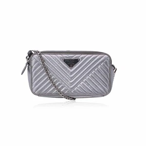 Auténtico bolso Prada plateado metal acolchado cuero diagrama con cadena - Imagen 1 de 7