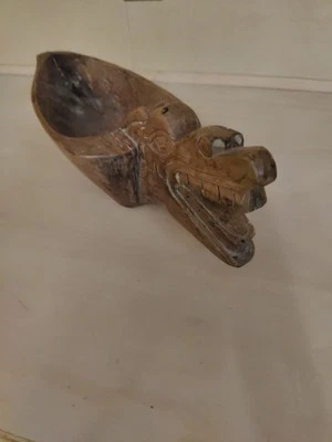 Cuenco de madera tallado a mano perro-dragón criatura mítica Dayak arte y cultura... Foto 1 de 4