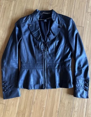 Женская кожаная куртка White House Black Market размер XS черная с оборками на молнии - Изображение 1 из 4