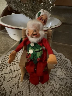 Muñecas Annalee Christmas Santa & Mrs. Claus 1963 vintage en mecedora de madera Foto 1 de 4