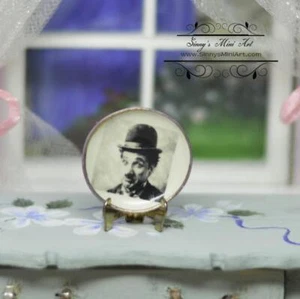 1:12 Puppenhaus Miniatur Charlie Chaplin Teller/Miniatur Dekorplatte BB CDD - Bild 1 von 2