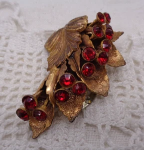 Vintage ART NOUVEAU Gold Tone LEAVES & RED RHINESTONES DRESS CLIP - Picture 1 of 6