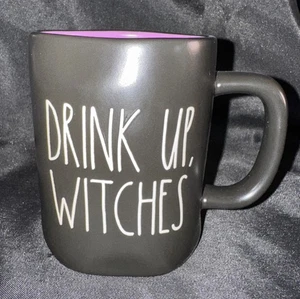 Taza de Halloween Rae Dunn Drink Up Witches negra con interior púrpura - Imagen 1 de 6