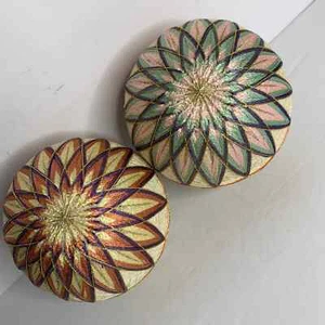 Zwei handgefertigte traditionelle japanische Tamari Kugeln mit bunten geometrischen Motiven - Bild 1 von 4
