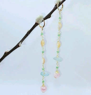 Pendientes artesanales colgantes de cuentas de vidrio de mar envueltos en alambre hechos a mano  Foto 1 de 4