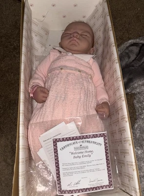 Muñeca bebé realista The Ashton-Drake Galleries, "Bienvenida a casa, bebé Emily". Foto 1 de 4
