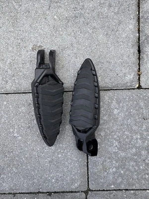 estribo conductor delantero izquierdo y derecho Ducati Diavel 2011/2014 P# 82431751A Foto 1 de 2